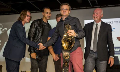 2016 Middlecott Sketchbattle Experiment Los Angeles winner, John Frye, receives his championship belt.