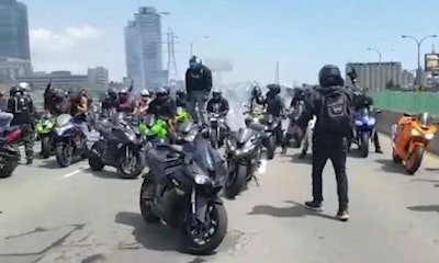 A crowd of over 100 motorcycle enthusiasts caused havoc on Toronto-area highways on Sunday when they stopped in the middle of the road to watch each other pull stunts.
