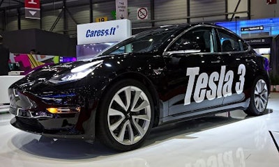 images_1280px-Tesla_Model_3_Genf_2018