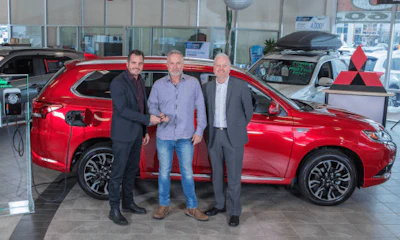 Serge McGraw (centre) chose Mitsubishi’s Outlander PHEV for its load capacity and its ability to run on 100 per cent electric. He is shown with (left) François Roy, general manager, Québec Mitsubishi, and Marco Sauvageau, sales director, Québec Mitsubishi. Photo courtesy Mitsubishi Motor Sales of Canada.