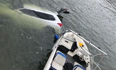 images_boat_in_water