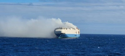navio incendiado Açores_17fev