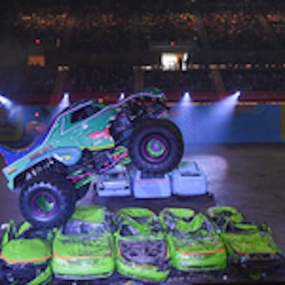 Hot_Wheels_Monster_Trucks_Live_Glow_Party_JVN