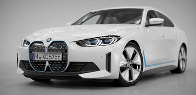 bmw-i4-edrive-40-onepager-gallery-i4-exterior-videos-02