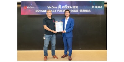VicOne_Photo_RIGHT_Aaron_Lee_Managing_Director_DEKRA_Taiwan_Presenting_ISO-SAE_21434_Certificate_LEFT_Max_Cheng_CEO_VicOne