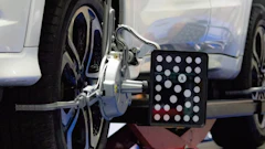 Wheel alignment machine calibrating car suspension with sensor target