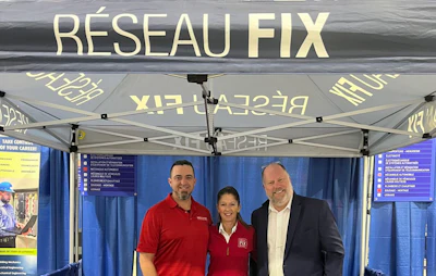 Réseau Fix trade show booth with three professionals under branded tent